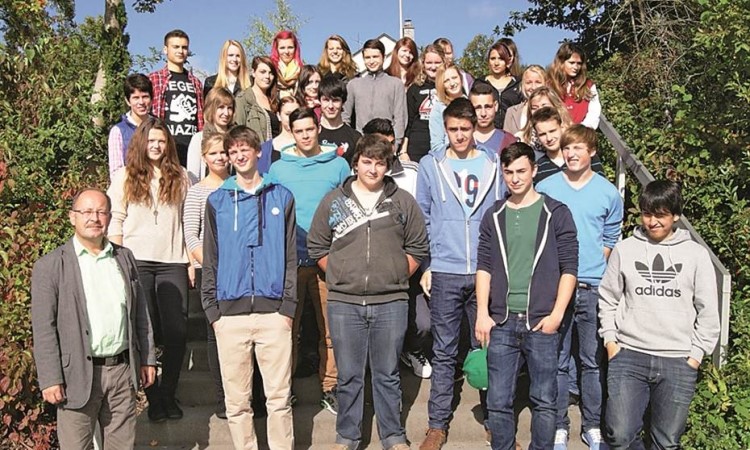 Die neuen Oberstufenschüler der FOS Kaisersesch mit ihrem neuen Schulleiter Hans-Jürgen Schmitz sowie der Mathematiklehrerin Sandra Gietzen. Foto: Privat